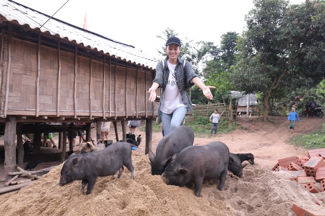 Hoa hậu Tiểu Vy g&acirc;y bất ngờ với h&igrave;nh ảnh ngồi xe c&ocirc;ng n&ocirc;ng l&ecirc;n bản - Ảnh 2.