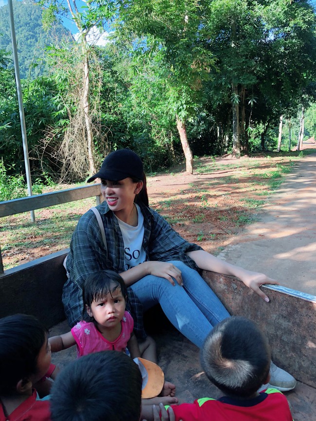 Hoa hậu Tiểu Vy g&acirc;y bất ngờ với h&igrave;nh ảnh ngồi xe c&ocirc;ng n&ocirc;ng l&ecirc;n bản - Ảnh 1.