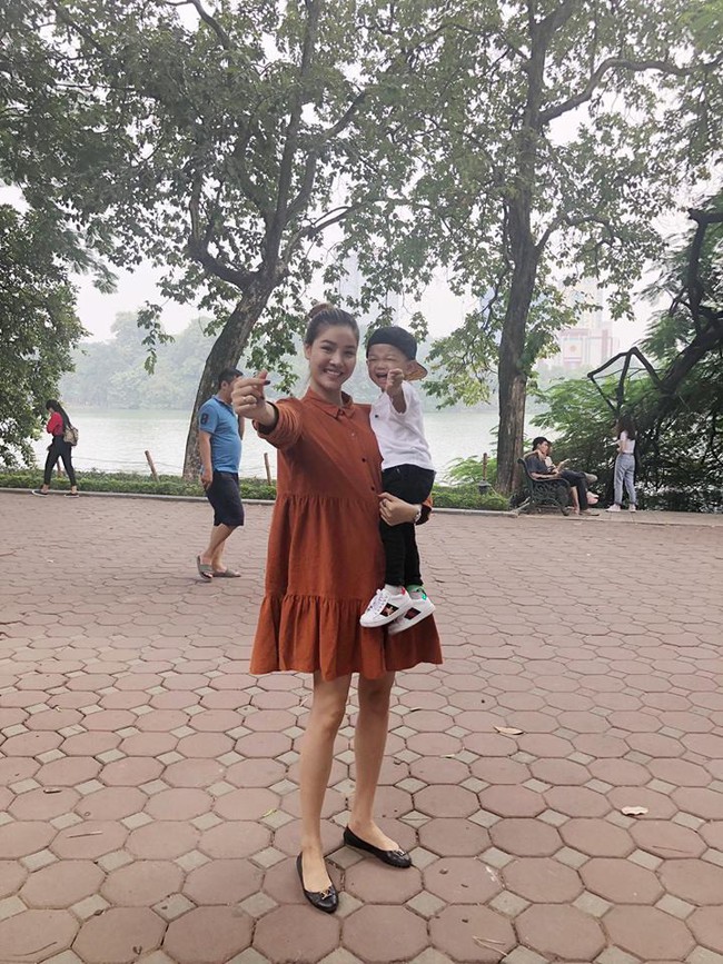 Soi nhất cử nhất động của sao Việt (20/10) - Ảnh 8.