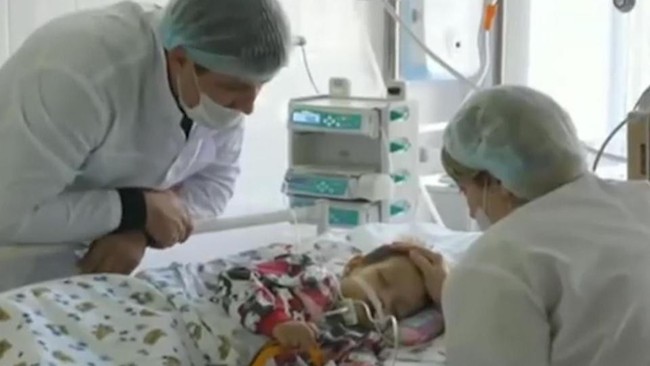 Nuốt phải b&oacute;ng bay ở trường mầm non, b&eacute; 4 tuổi h&ocirc;n m&ecirc; suốt 6 tuần - Ảnh 2.