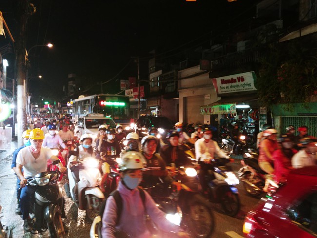 Mưa chỉ 15 ph&uacute;t, đường S&agrave;i G&ograve;n lại biến th&agrave;nh s&ocirc;ng khiến học sinh b&igrave; b&otilde;m lội nước về nh&agrave; giờ tan trường - Ảnh 12.