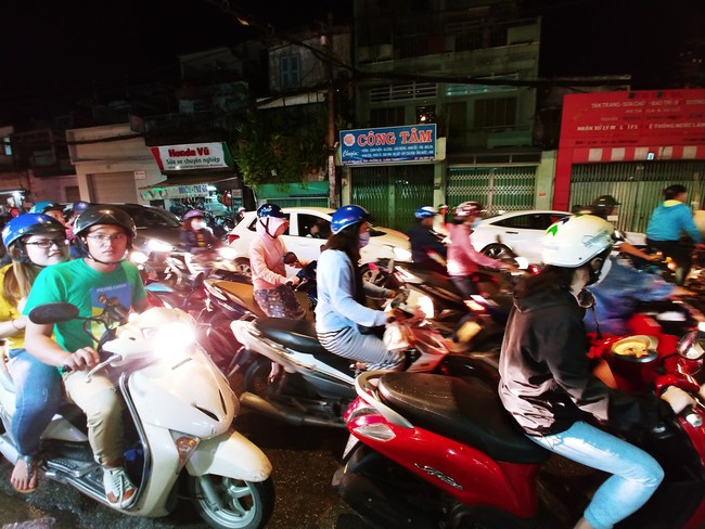 Mưa chỉ 15 ph&uacute;t, đường S&agrave;i G&ograve;n lại biến th&agrave;nh s&ocirc;ng khiến học sinh b&igrave; b&otilde;m lội nước về nh&agrave; giờ tan trường - Ảnh 13.