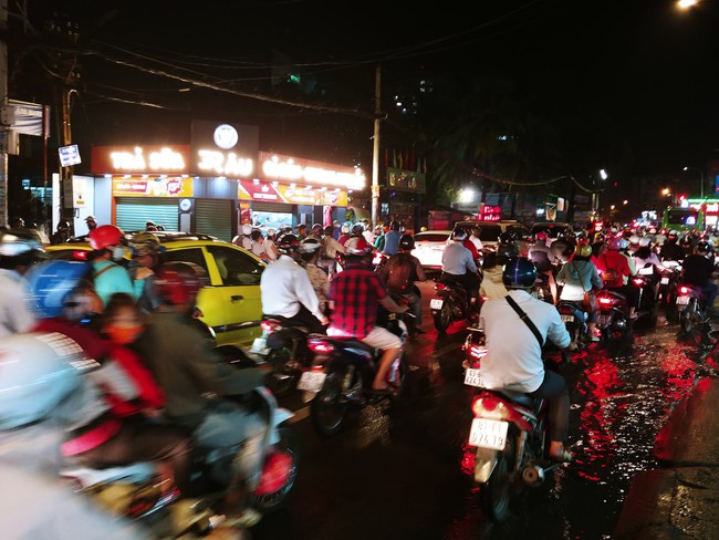 Mưa chỉ 15 ph&uacute;t, đường S&agrave;i G&ograve;n lại biến th&agrave;nh s&ocirc;ng khiến học sinh b&igrave; b&otilde;m lội nước về nh&agrave; giờ tan trường - Ảnh 15.