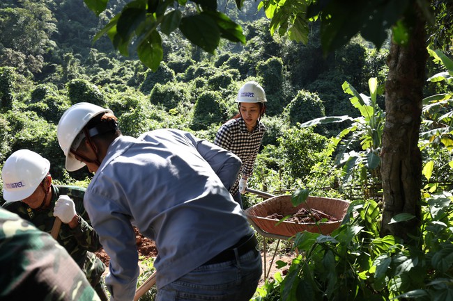 Hoa hậu Tiểu Vy lại g&acirc;y sốt với h&igrave;nh ảnh để mặt mộc đẩy xe đất, đ&agrave;o giếng - Ảnh 4.