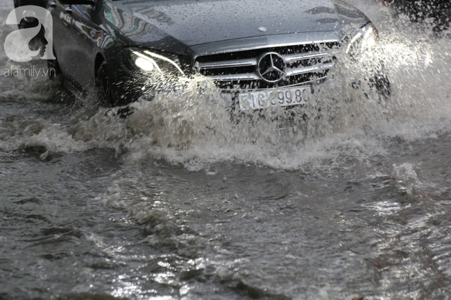Mưa chỉ 15 ph&uacute;t, đường S&agrave;i G&ograve;n lại biến th&agrave;nh s&ocirc;ng khiến học sinh b&igrave; b&otilde;m lội nước về nh&agrave; giờ tan trường - Ảnh 9.