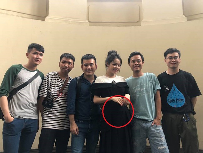 Cố t&igrave;nh diện v&aacute;y đen k&iacute;n đ&aacute;o nhưng Nh&atilde; Phương vẫn kh&ocirc;ng che được v&ograve;ng 2 l&ugrave;m l&ugrave;m  - Ảnh 1.