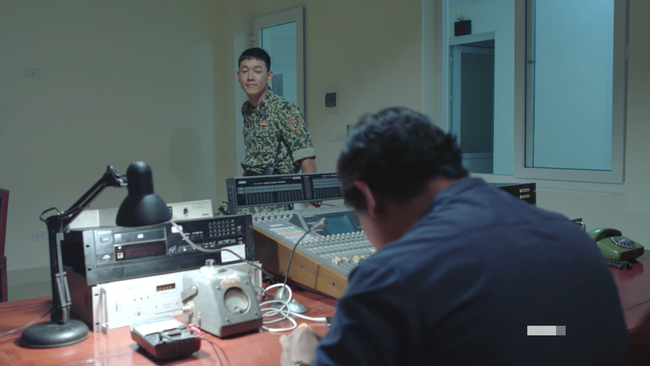 Đại &uacute;y Duy Ki&ecirc;n - Song Lu&acirc;n lại g&acirc;y ấn tượng với m&agrave;n nhảy lầu trong Hậu duệ mặt trời bản Việt - Ảnh 3.