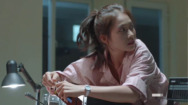 Đại &uacute;y Duy Ki&ecirc;n - Song Lu&acirc;n lại g&acirc;y ấn tượng với m&agrave;n nhảy lầu trong Hậu duệ mặt trời bản Việt - Ảnh 8.