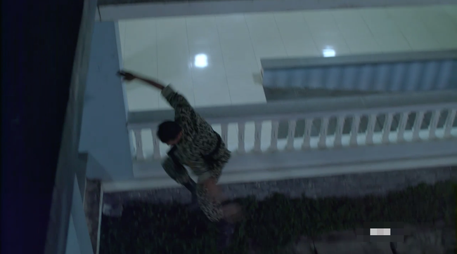 Đại &uacute;y Duy Ki&ecirc;n - Song Lu&acirc;n lại g&acirc;y ấn tượng với m&agrave;n nhảy lầu trong Hậu duệ mặt trời bản Việt - Ảnh 9.