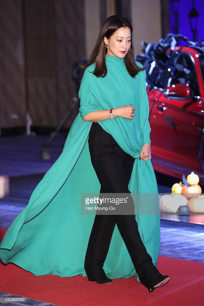 Nhan sắc trẻ trung bất chấp tuổi 41 của Kim Hee Sun cũng kh&ocirc;ng thể cứu v&atilde;n nổi ca mặc kh&oacute; hiểu, k&eacute;m duy&ecirc;n n&agrave;y - Ảnh 3.