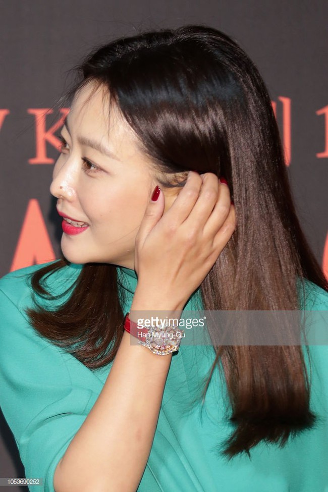 Nhan sắc trẻ trung bất chấp tuổi 41 của Kim Hee Sun cũng kh&ocirc;ng thể cứu v&atilde;n nổi ca mặc kh&oacute; hiểu, k&eacute;m duy&ecirc;n n&agrave;y - Ảnh 2.