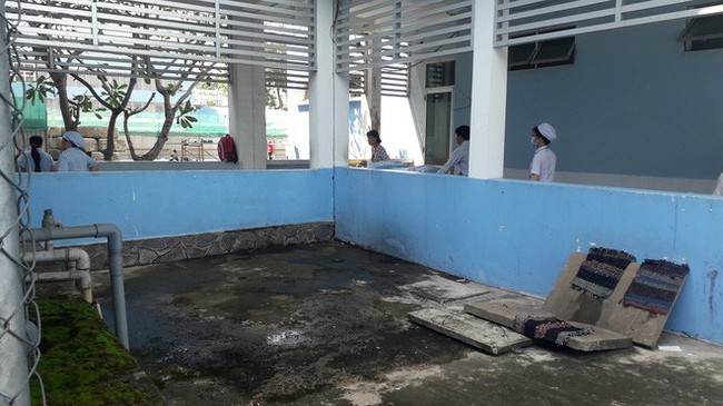 Nữ y sĩ dự ph&ograve;ng nhảy từ lầu 2 bệnh viện xuống đất nguy kịch - Ảnh 1.