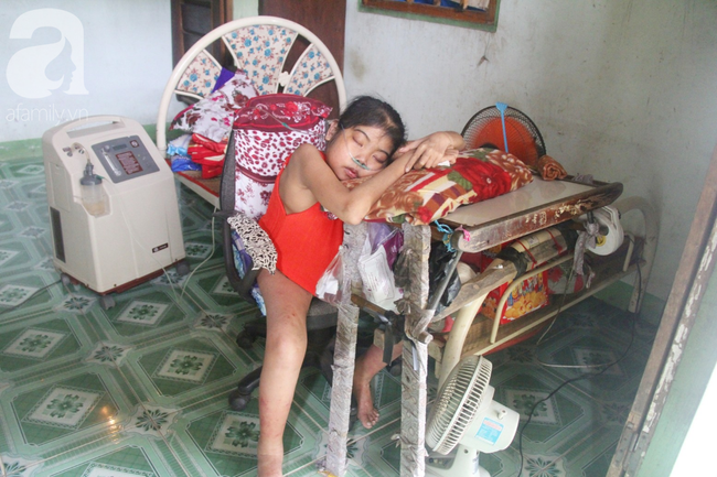 Xót cảnh cô gái trẻ 12 năm ngủ ngồi, chỉ mong chết đi vì không muốn bố mẹ mượn nợ hoài để chữa bệnh cho em - Ảnh 10.