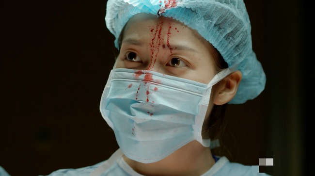 Hậu duệ mặt trời&rdquo; bản Việt: Khả Ng&acirc;n, Cao Th&aacute;i H&agrave; g&acirc;y x&uacute;c động với m&agrave;n c&aacute;ch ly nhưng vẫn bị ch&ecirc; chưa l&agrave;m tới  - Ảnh 6.