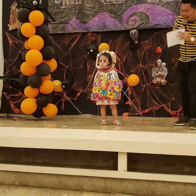 C&acirc;n hết mọi loại ma quỷ, c&ocirc; b&eacute; Philippines nổi tiếng to&agrave;n cầu với m&agrave;n &ocirc;m đầu đi xin kẹo Halloween - Ảnh 2.