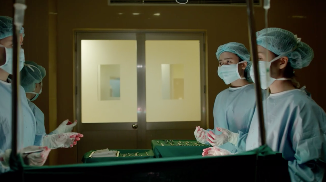 Hậu duệ mặt trời&rdquo; bản Việt: Khả Ng&acirc;n, Cao Th&aacute;i H&agrave; g&acirc;y x&uacute;c động với m&agrave;n c&aacute;ch ly nhưng vẫn bị ch&ecirc; chưa l&agrave;m tới  - Ảnh 16.