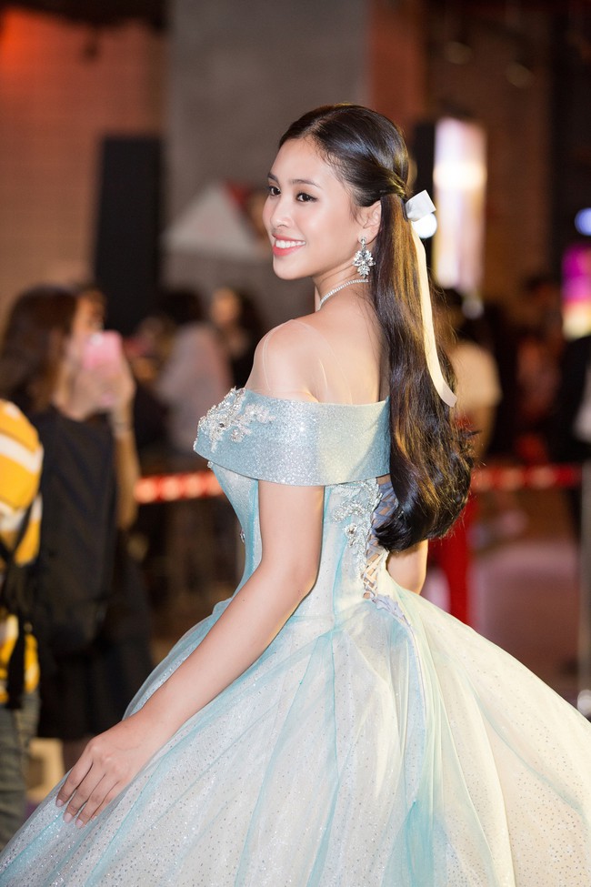 Hoa hậu Tiểu Vy gây choáng ngợp với chiếc váy công chúa trong họp báo: Lọ Lem cũng chỉ đẹp đến thế là cùng! - Ảnh 6.