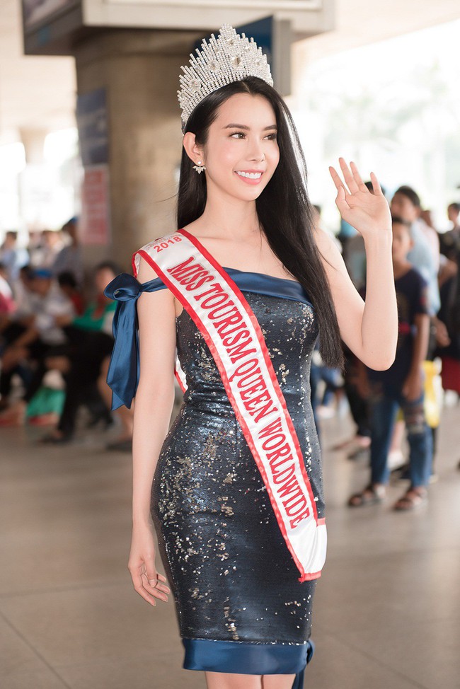 Huỳnh Vy rạng rỡ đội vương miện Miss Tourism Queen Worldwide 2018 trở về nước - Ảnh 2.