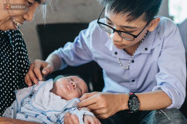 Cuộc sống của 2 đứa trẻ mất bố mẹ sau vụ ch&aacute;y lớn ở Đ&ecirc; La Th&agrave;nh: Con chỉ biết pha sữa chứ kh&ocirc;ng d&aacute;m bế em, sợ em ng&atilde; - Ảnh 10.