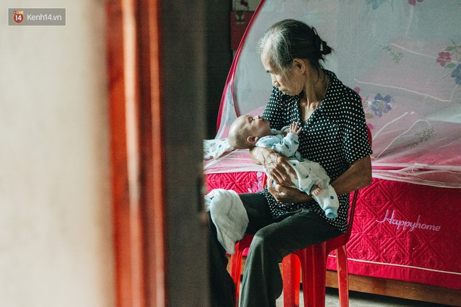 Cuộc sống của 2 đứa trẻ mất bố mẹ sau vụ ch&aacute;y lớn ở Đ&ecirc; La Th&agrave;nh: Con chỉ biết pha sữa chứ kh&ocirc;ng d&aacute;m bế em, sợ em ng&atilde; - Ảnh 12.