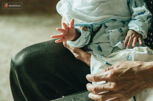 Cuộc sống của 2 đứa trẻ mất bố mẹ sau vụ ch&aacute;y lớn ở Đ&ecirc; La Th&agrave;nh: Con chỉ biết pha sữa chứ kh&ocirc;ng d&aacute;m bế em, sợ em ng&atilde; - Ảnh 4.