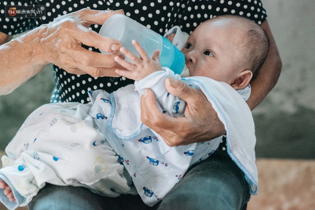 Cuộc sống của 2 đứa trẻ mất bố mẹ sau vụ ch&aacute;y lớn ở Đ&ecirc; La Th&agrave;nh: Con chỉ biết pha sữa chứ kh&ocirc;ng d&aacute;m bế em, sợ em ng&atilde; - Ảnh 15.