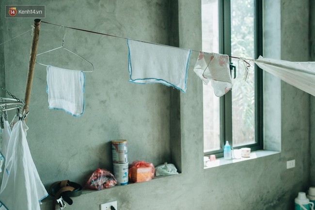 Cuộc sống của 2 đứa trẻ mất bố mẹ sau vụ ch&aacute;y lớn ở Đ&ecirc; La Th&agrave;nh: Con chỉ biết pha sữa chứ kh&ocirc;ng d&aacute;m bế em, sợ em ng&atilde; - Ảnh 5.