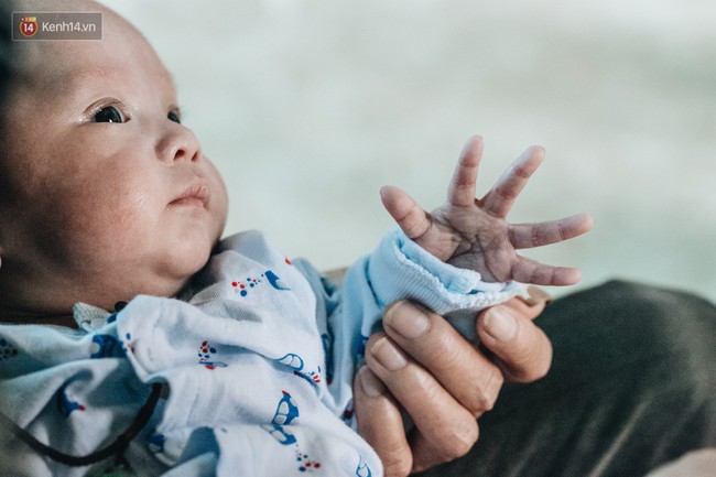 Cuộc sống của 2 đứa trẻ mất bố mẹ sau vụ ch&aacute;y lớn ở Đ&ecirc; La Th&agrave;nh: Con chỉ biết pha sữa chứ kh&ocirc;ng d&aacute;m bế em, sợ em ng&atilde; - Ảnh 7.