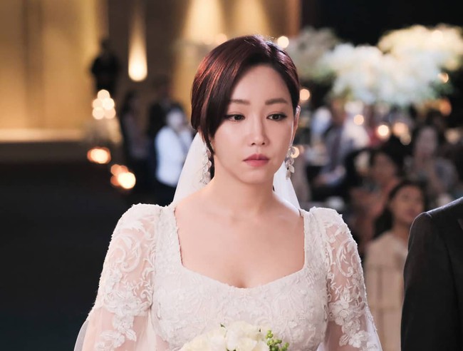 Ph&aacute;t hiện người y&ecirc;u cũ c&ograve;n tơ tưởng chồng m&igrave;nh, vợ trẻ lỡ n&oacute;i một c&acirc;u th&igrave; nhận về c&aacute;i kết cay đắng - Ảnh 1.