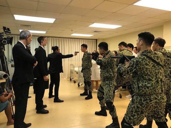 H&eacute; lộ h&igrave;nh ảnh ph&acirc;n cảnh đại &uacute;y Duy Ki&ecirc;n - Song Lu&acirc;n đứng trước họng s&uacute;ng bảo vệ Khả Ng&acirc;n - Ảnh 4.