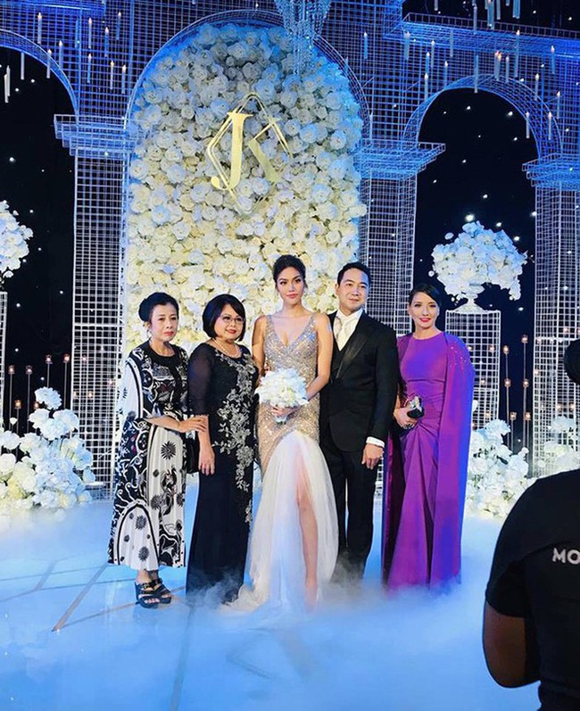 Điểm chung bất ngờ trong đ&aacute;m cưới Lan Khu&ecirc; - T&uacute; Anh - Thu Ng&acirc;n: Mẹ c&ocirc; d&acirc;u xinh đẹp, thu h&uacute;t kh&ocirc;ng k&eacute;m con g&aacute;i - Ảnh 3.