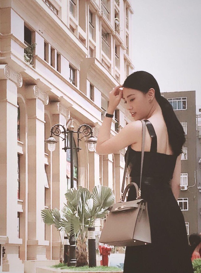 Đ&atilde; kh&ocirc;ng c&ograve;n l&agrave; g&aacute;i qu&ecirc; ngh&egrave;o khổ, Quỳnh B&uacute;p B&ecirc; ngo&agrave;i đời c&oacute; hẳn đồng hồ 400 triệu v&agrave; tủ t&uacute;i hiệu cao cấp - Ảnh 4.