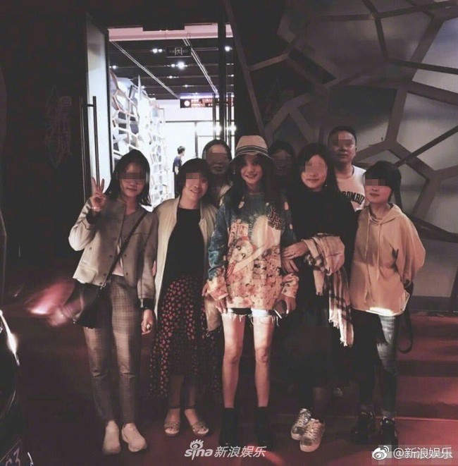 42 tuổi, Triệu Vy vẫn t&iacute;ch cực khoe đ&ocirc;i ch&acirc;n d&agrave;i thon gọn c&ugrave;ng h&igrave;nh ảnh trẻ trung đ&aacute;ng ghen tị - Ảnh 1.