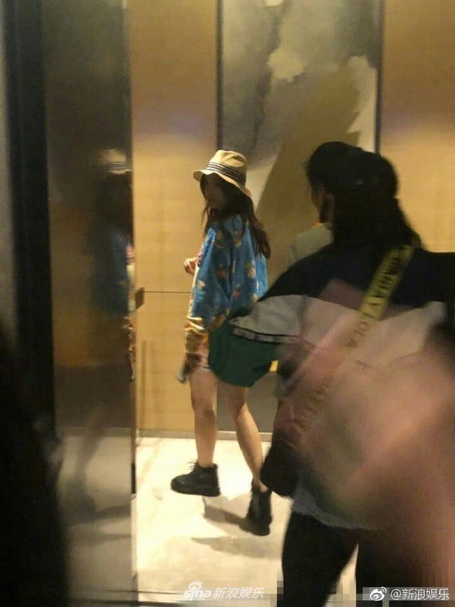 42 tuổi, Triệu Vy vẫn t&iacute;ch cực khoe đ&ocirc;i ch&acirc;n d&agrave;i thon gọn c&ugrave;ng h&igrave;nh ảnh trẻ trung đ&aacute;ng ghen tị - Ảnh 3.