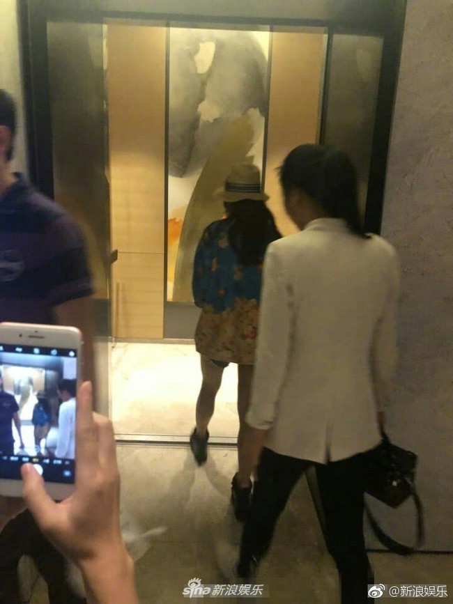 42 tuổi, Triệu Vy vẫn t&iacute;ch cực khoe đ&ocirc;i ch&acirc;n d&agrave;i thon gọn c&ugrave;ng h&igrave;nh ảnh trẻ trung đ&aacute;ng ghen tị - Ảnh 4.