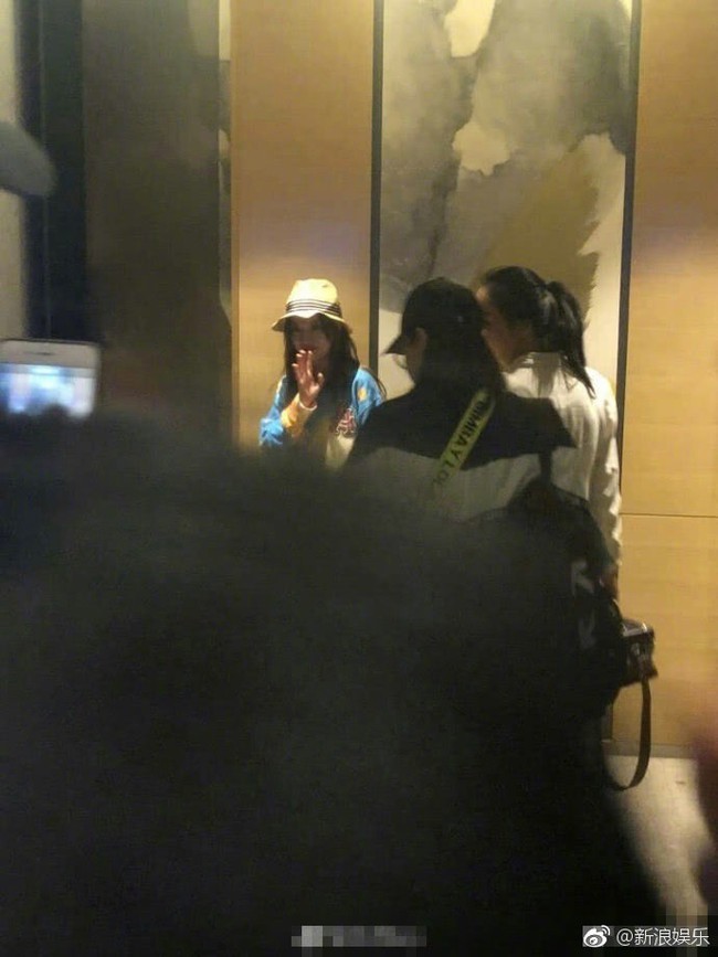 42 tuổi, Triệu Vy vẫn t&iacute;ch cực khoe đ&ocirc;i ch&acirc;n d&agrave;i thon gọn c&ugrave;ng h&igrave;nh ảnh trẻ trung đ&aacute;ng ghen tị - Ảnh 5.