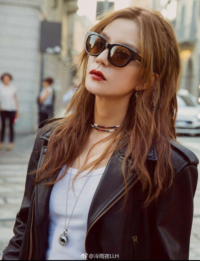 42 tuổi, Triệu Vy vẫn t&iacute;ch cực khoe đ&ocirc;i ch&acirc;n d&agrave;i thon gọn c&ugrave;ng h&igrave;nh ảnh trẻ trung đ&aacute;ng ghen tị - Ảnh 6.