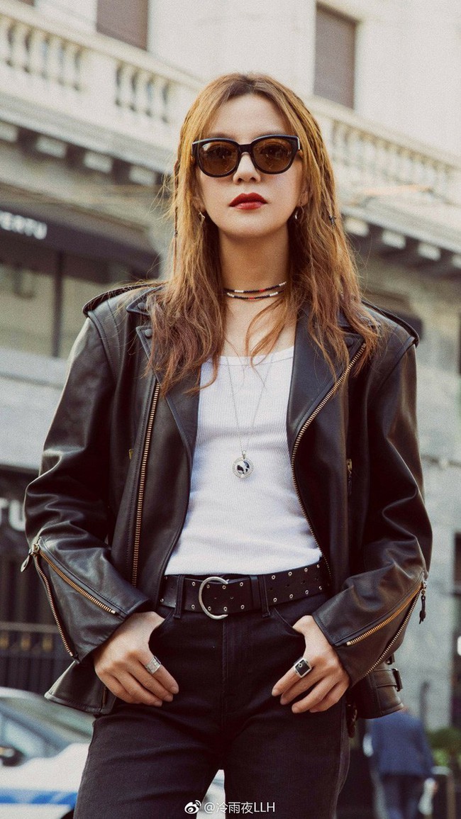 42 tuổi, Triệu Vy vẫn t&iacute;ch cực khoe đ&ocirc;i ch&acirc;n d&agrave;i thon gọn c&ugrave;ng h&igrave;nh ảnh trẻ trung đ&aacute;ng ghen tị - Ảnh 7.