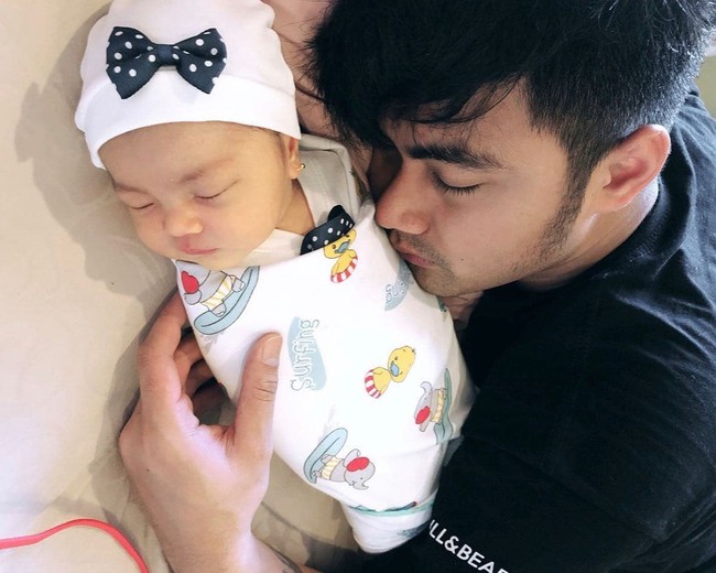 Tuyển người tr&ocirc;ng con 2 th&aacute;ng ng&agrave;y chỉ l&agrave;m 8 tiếng, lương 2 triệu/th&aacute;ng, &ocirc;ng bố H&agrave; Nội bị n&eacute;m đ&aacute; tả tơi - Ảnh 1.