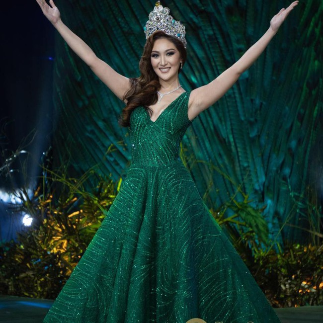 Chỉ một h&agrave;nh động nhỏ cũng đủ thấy Nguyễn Phương Kh&aacute;nh được cựu Hoa hậu Tr&aacute;i Đất 2017 ưu &aacute;i đến thế n&agrave;o - Ảnh 4.