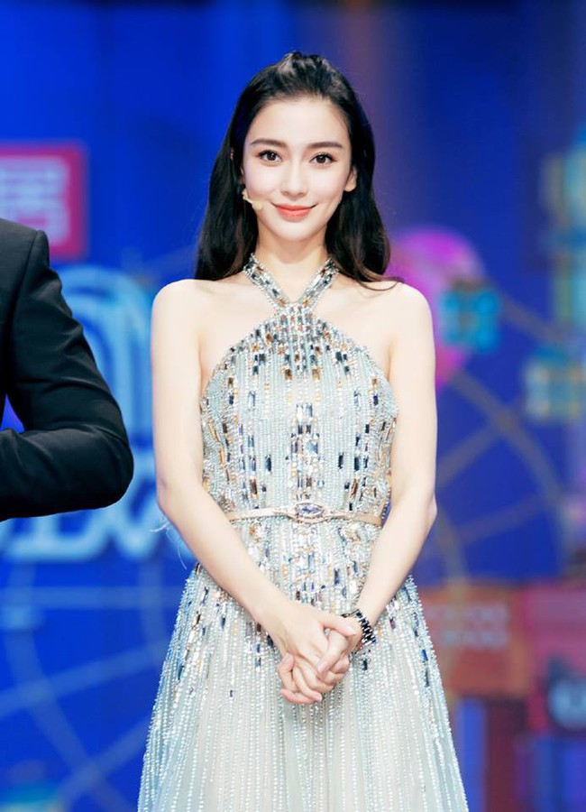 Mẹ bỉm sữa Angela Baby khoe lưng trần gợi cảm nhưng v&ograve;ng một chảy xệ lại l&agrave; điều m&agrave; d&acirc;n t&igrave;nh ch&uacute; &yacute; - Ảnh 1.