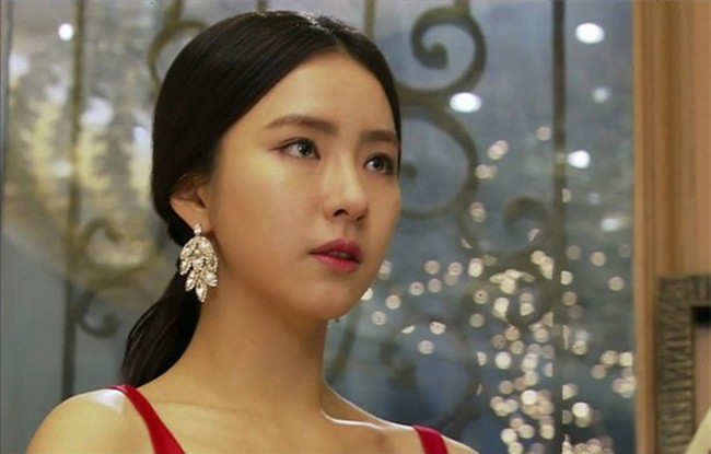 L&uacute;c n&agrave;o cũng khinh nh&agrave; con d&acirc;u ngh&egrave;o rớt m&ugrave;ng tơi, đến khi biết sự thật về con trai m&igrave;nh mẹ chồng mới ngượng ch&iacute;n mặt - Ảnh 2.