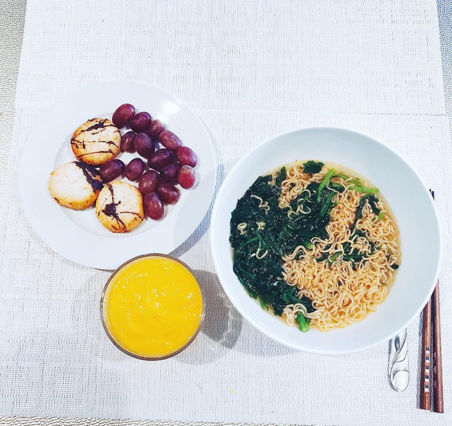 Cũng tham gia tr&agrave;o lưu khoe cơm nh&agrave; như người ta nhưng nh&igrave;n thực đơn của Phạm Hương, fan kh&ocirc;ng khỏi hoảng hốt - Ảnh 2.