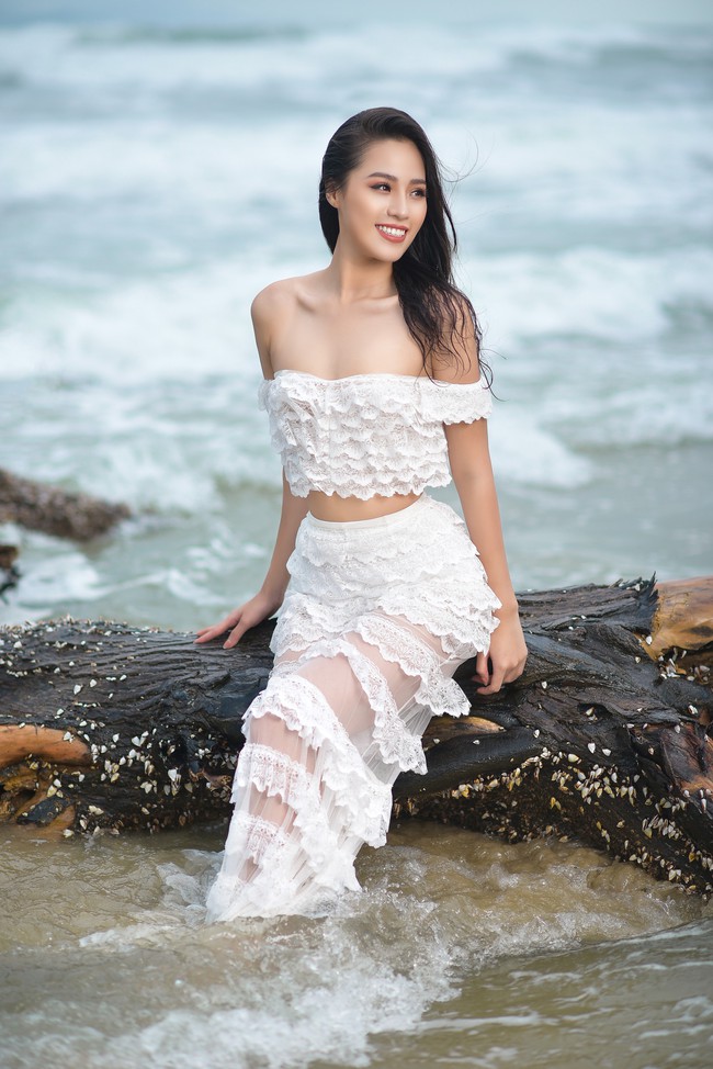 Đối thủ của Tiểu Vy, người đẹp g&acirc;y tiếc nuối nhất HHVN 2018 khoe body n&oacute;ng bỏng ở tuổi 18 - Ảnh 5.