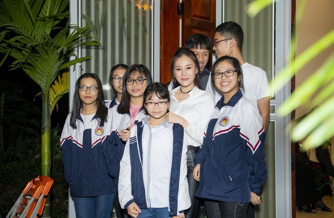 Người h&acirc;m mộ Quỳnh b&uacute;p b&ecirc; đ&ograve;i Phương Oanh về qu&ecirc; họp fan v&agrave; h&aacute;t giao lưu  - Ảnh 2.