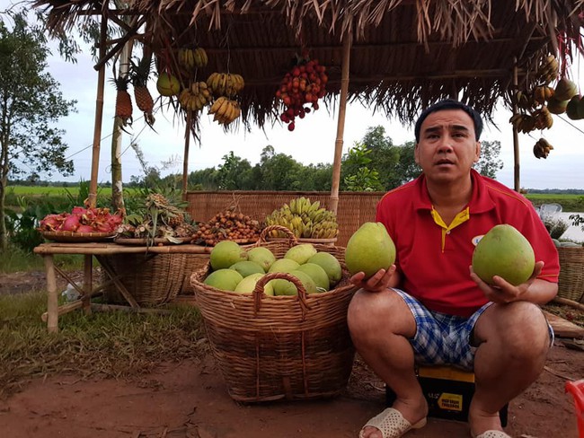 MC Quyền Linh mặc v&aacute;y hoa sặc sỡ, trở th&agrave;nh mẫu bất đắc dĩ để con g&aacute;i thỏa sức s&aacute;ng tạo thời trang - Ảnh 2.