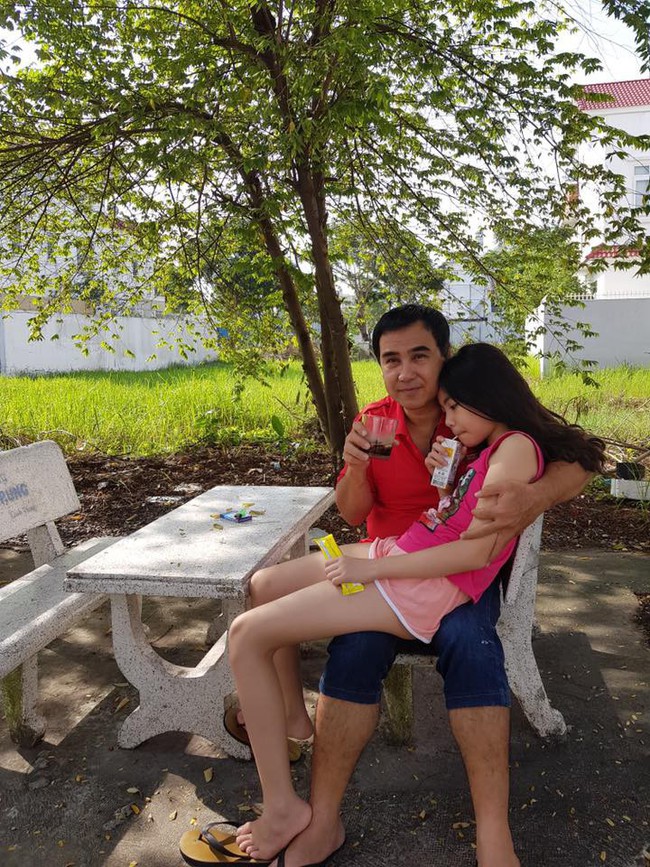 MC Quyền Linh mặc v&aacute;y hoa sặc sỡ, trở th&agrave;nh mẫu bất đắc dĩ để con g&aacute;i thỏa sức s&aacute;ng tạo thời trang - Ảnh 5.