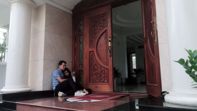 Fan Gạo nếp gạo tẻ sốc nặng với ảnh C&ocirc;ng &ocirc;m chặt Hương  - Ảnh 1.