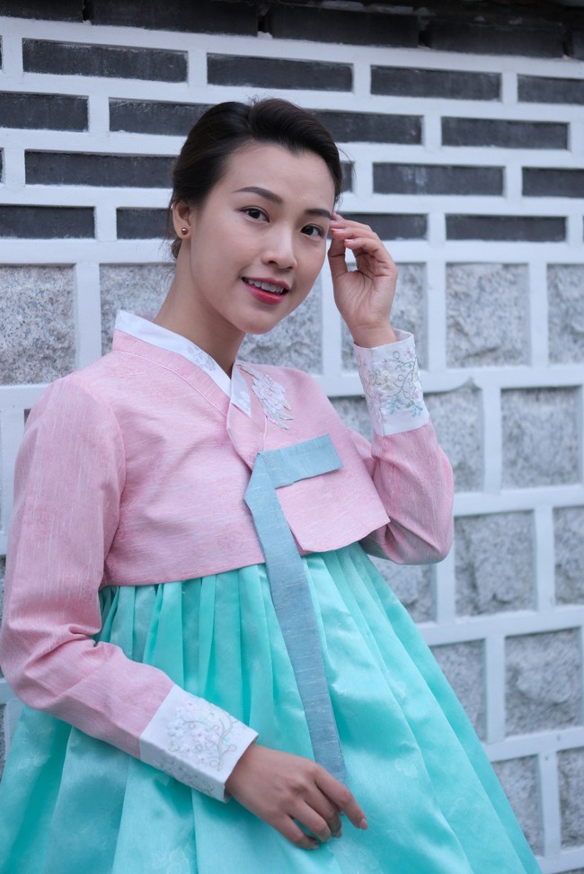 Ho&agrave;ng Oanh khoe ảnh đi H&agrave;n Quốc nhưng người đ&agrave;n &ocirc;ng quen mặt chụp ảnh th&acirc;n thiết c&ugrave;ng c&ocirc; mới l&agrave; điều g&acirc;y ch&uacute; &yacute; - Ảnh 2.