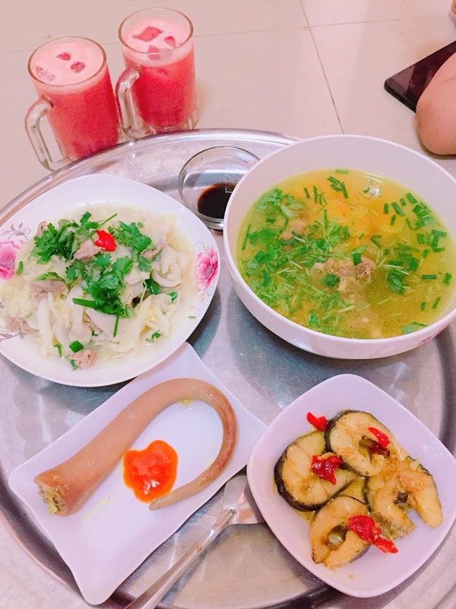 Vợ trẻ khoe m&acirc;m cơm với nguy&ecirc;n chiếc đu&ocirc;i lợn, chị em lại cười nham hiểm: Chiều chồng qu&aacute;! - Ảnh 2.